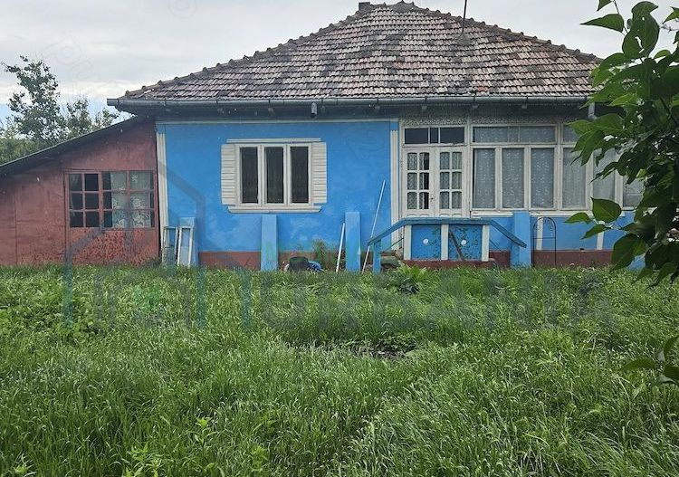 Casă bătrânească de vânzare în Costuleni – 4 camere, beci, fântână, teren 2700 mp - Poză 1