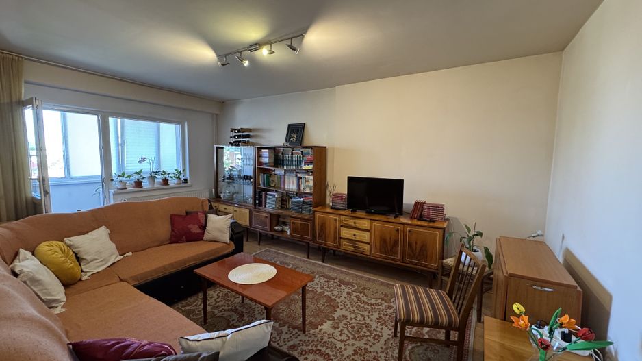 Apartament decomandat cu 3 camere in Florilor, strada Crinului - Poză 1