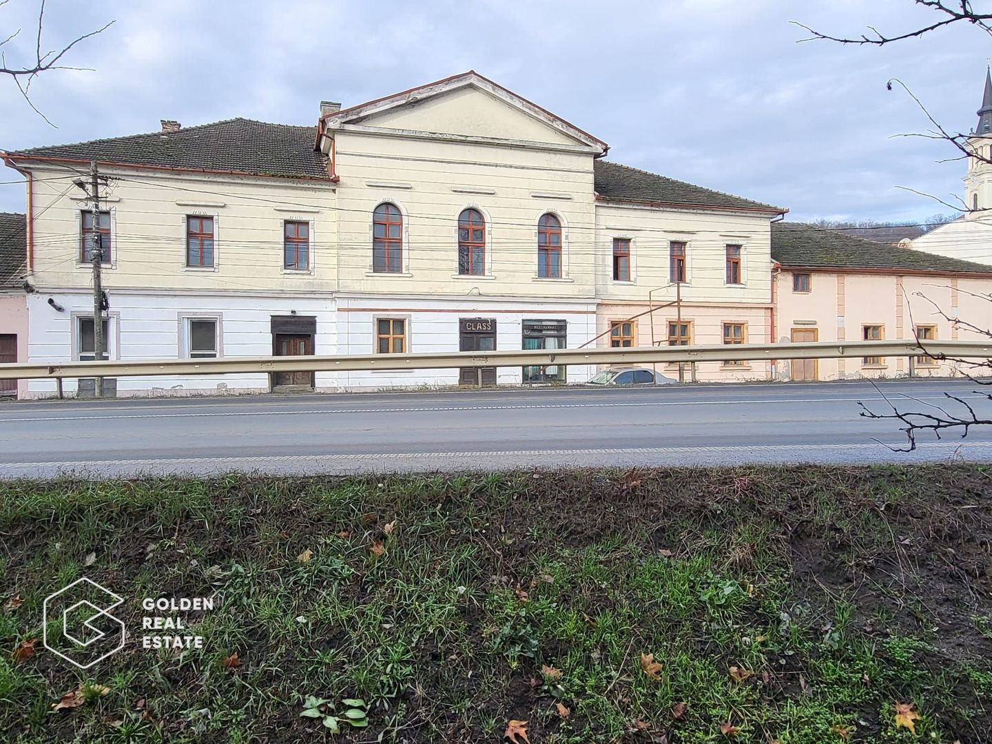 Proprietate tip conac, teren 4468 mp, oras Lipova - Poză 2