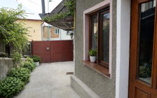 Casuta singura in curte, in Cetatea Medievala a Brasovului - Poză 1