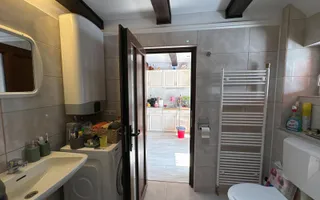 Casă de vanzare 6 camere 220 m² utili cu 376 M² teren la șosea - Poză 12