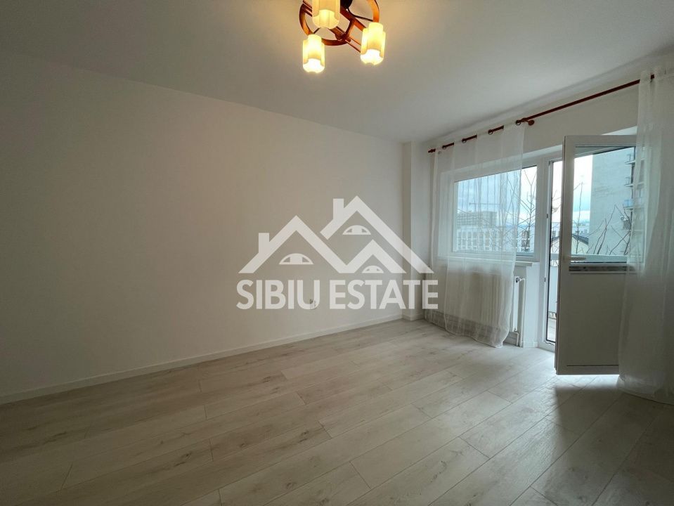 Apartament decomandat cu 2 camere, balcon, etaj 3, recent renovat, -Sibiu - Poză 2