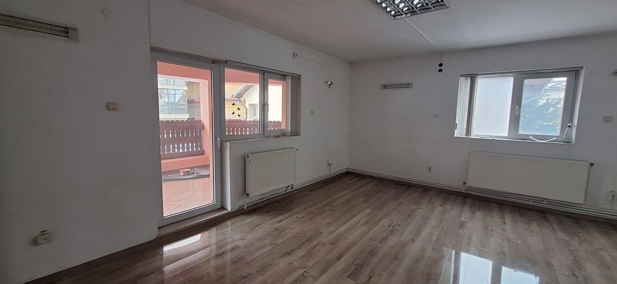 Închiriez vilă, 9 camere,Mihai Bravu, pretabil birouri/firme,nemobilat - Poză 1