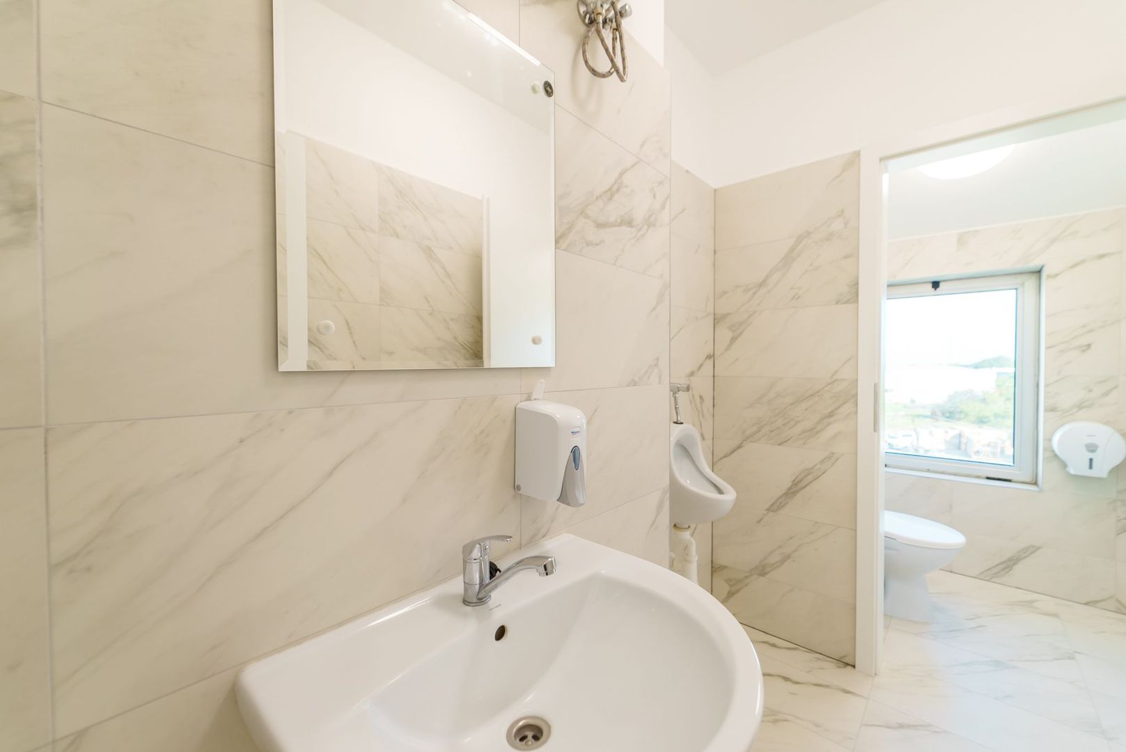 Spațiu pentru sediu firmă în clădire de birouri. - Poză 5