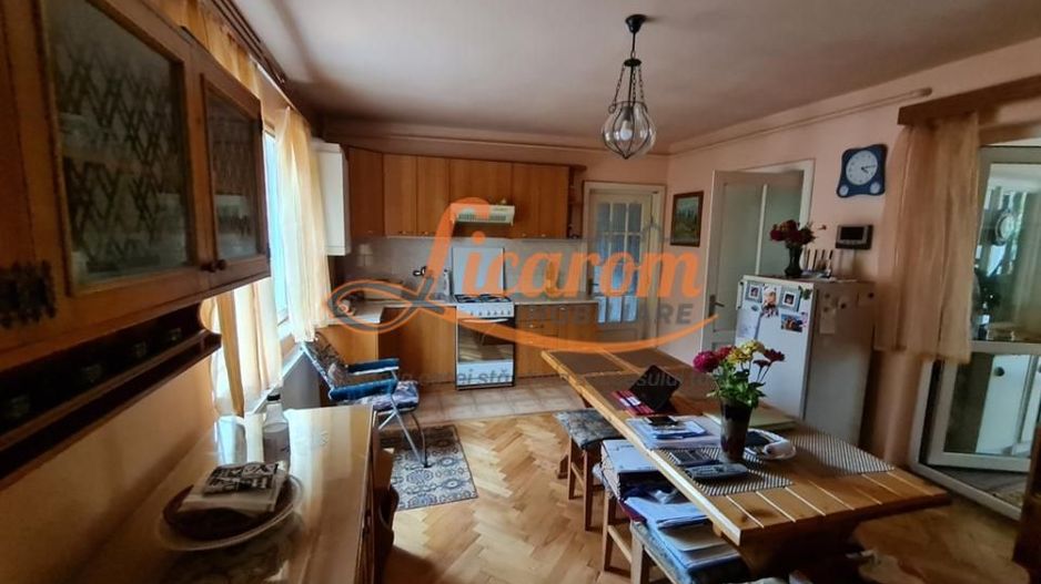 Proprietate individuala-3 apartamente,spatiu comercial,garaje,gradina,curte - Poză 13