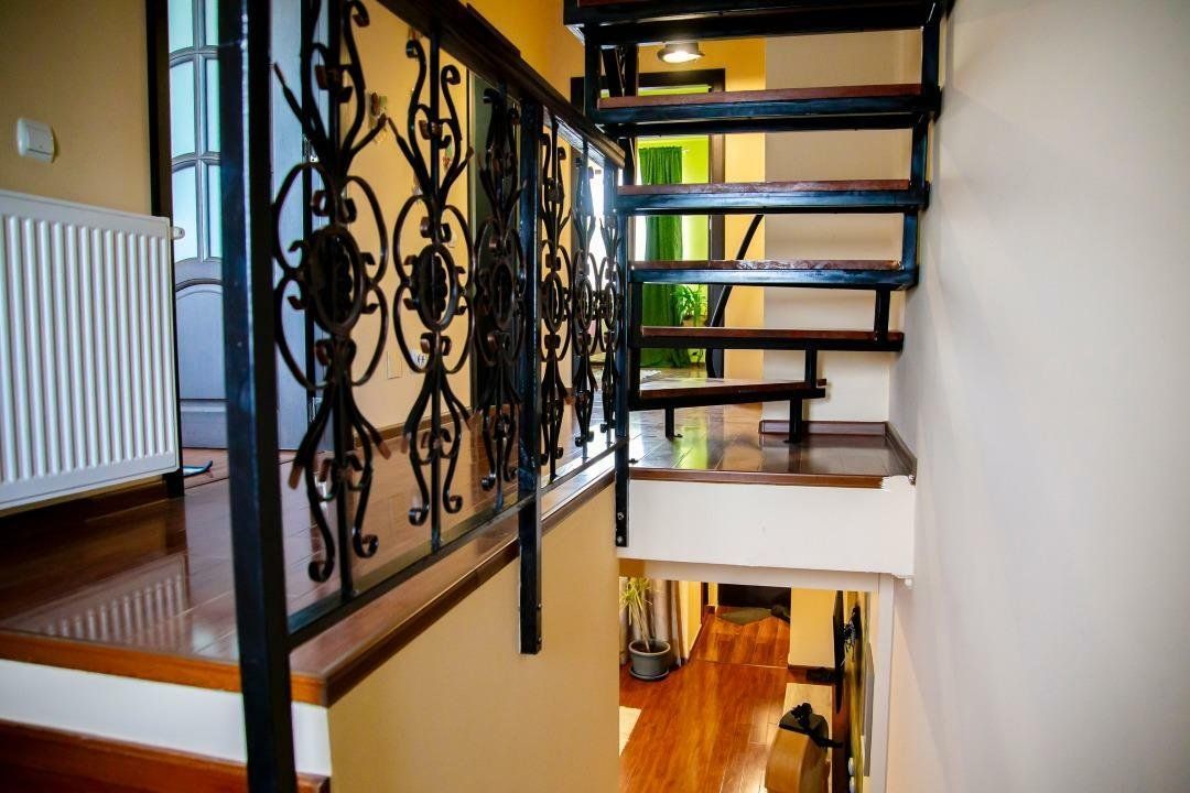 Casă complet mobilată P+1+M - Curte şi loc de parcare- - Poză 10