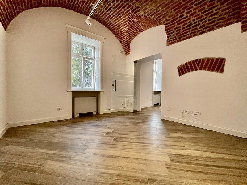Spatiu birou in cladire istorica restaurata - Poză 10