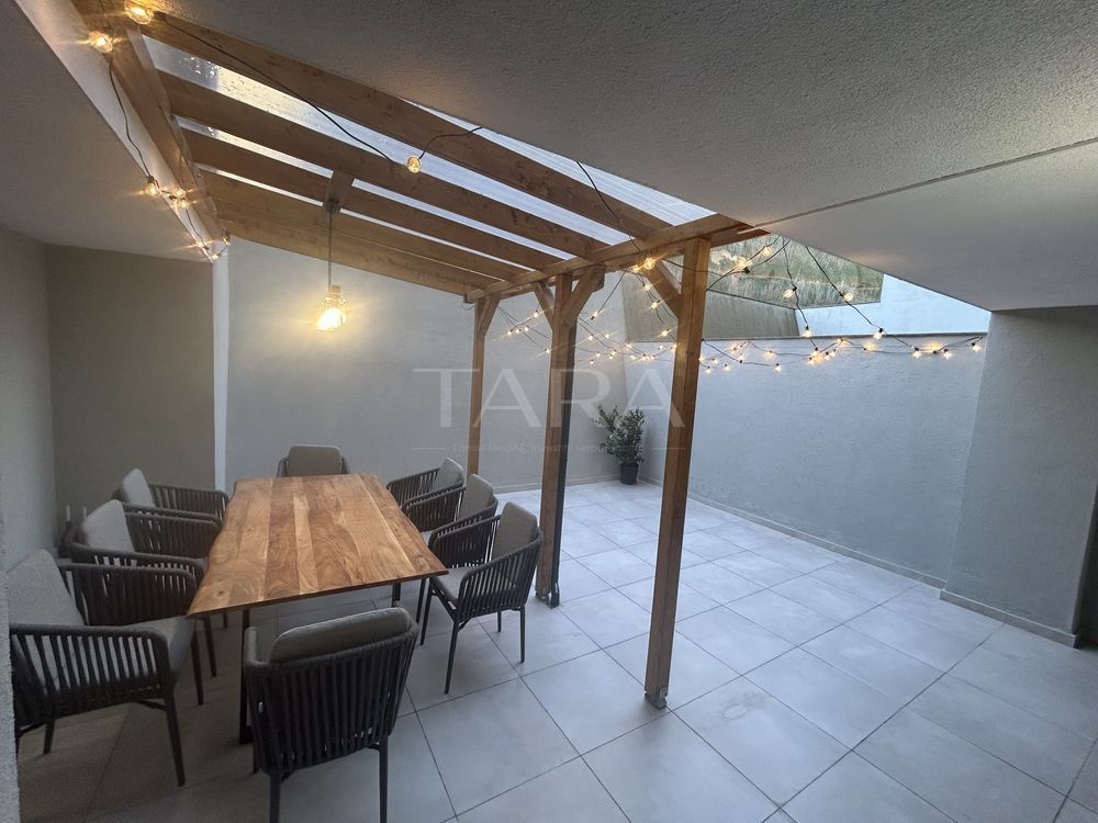 Apartament mobilat, terasă generoasă și parcare, disponibil imediat! - Poză 1