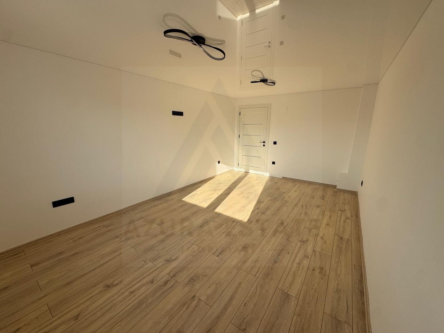 Casa moderna constructie noua 195 mp utili si 100 mp curte Sura Mare - Poză 8