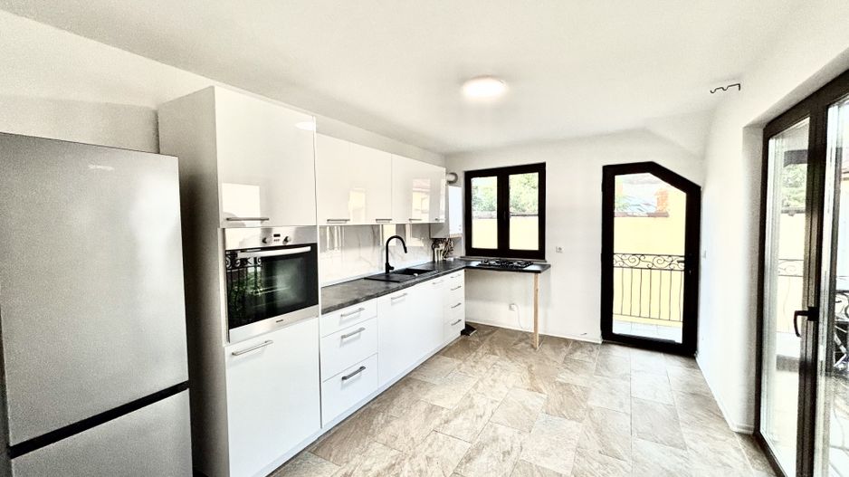 Apartament 3 Camere Spațios, Mobilat,  Curte și Balcon [ Zona Centrala ] - Poză 2