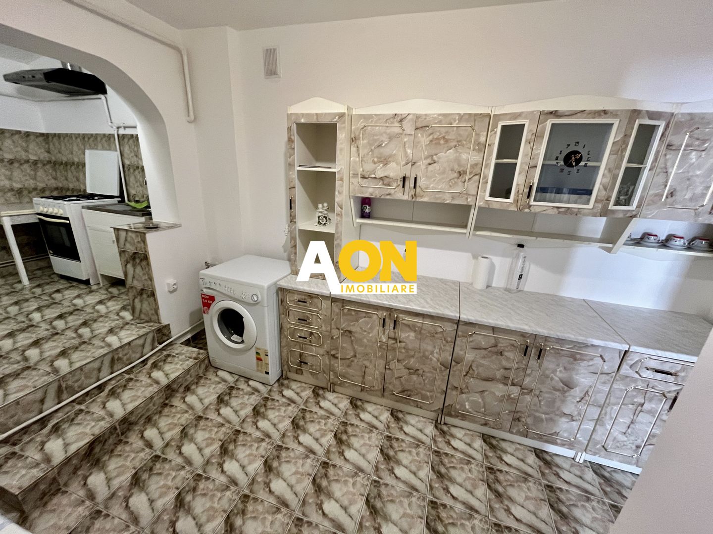 Apartament cu 3 Camere, Etaj 1, Decomandat, Zonă Ultracentrală - Poză 4