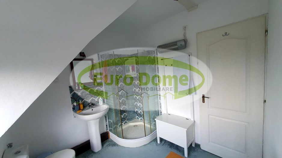 Casa primitoare, curte si gradina, priveliste frumoasa catre munti. - Poză 11