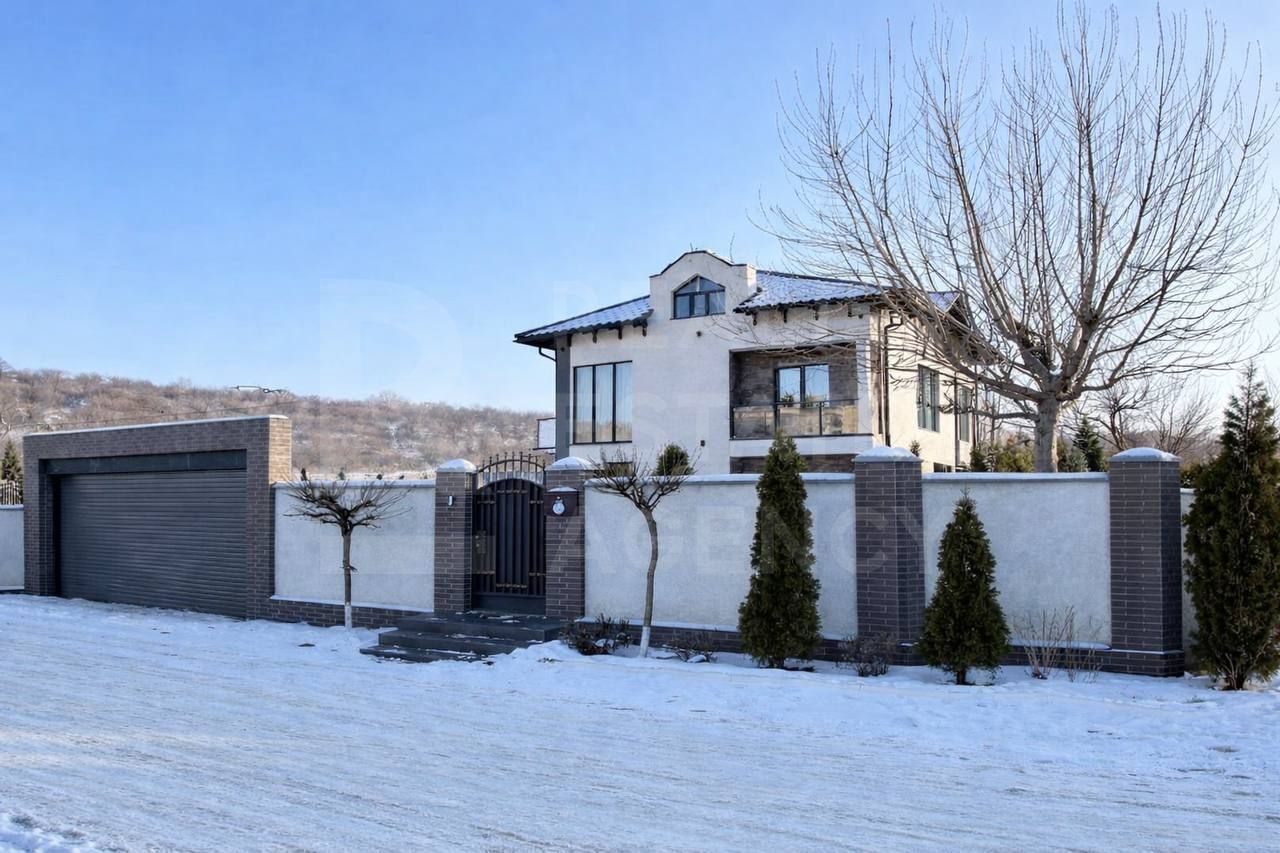 Vânzare,casă, 3 nivele, str. Nicolae Sulac , Codru - Poză 1