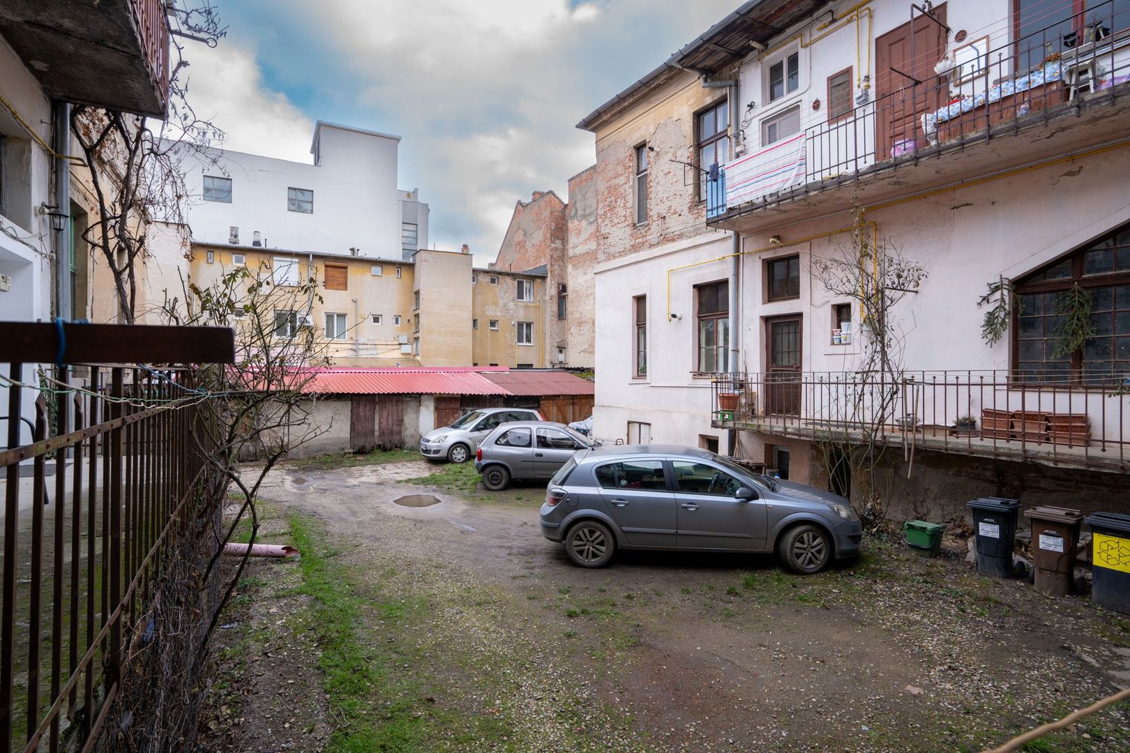 Apartament central de vânzare – la curte comună - Oradea - Poză 14