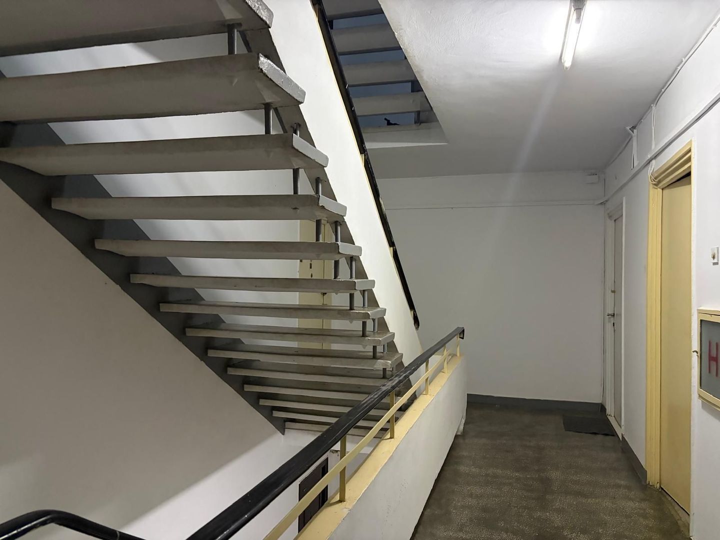 Apartament cochet, doua camere semidecomandat, 1 Mai - Poză 13