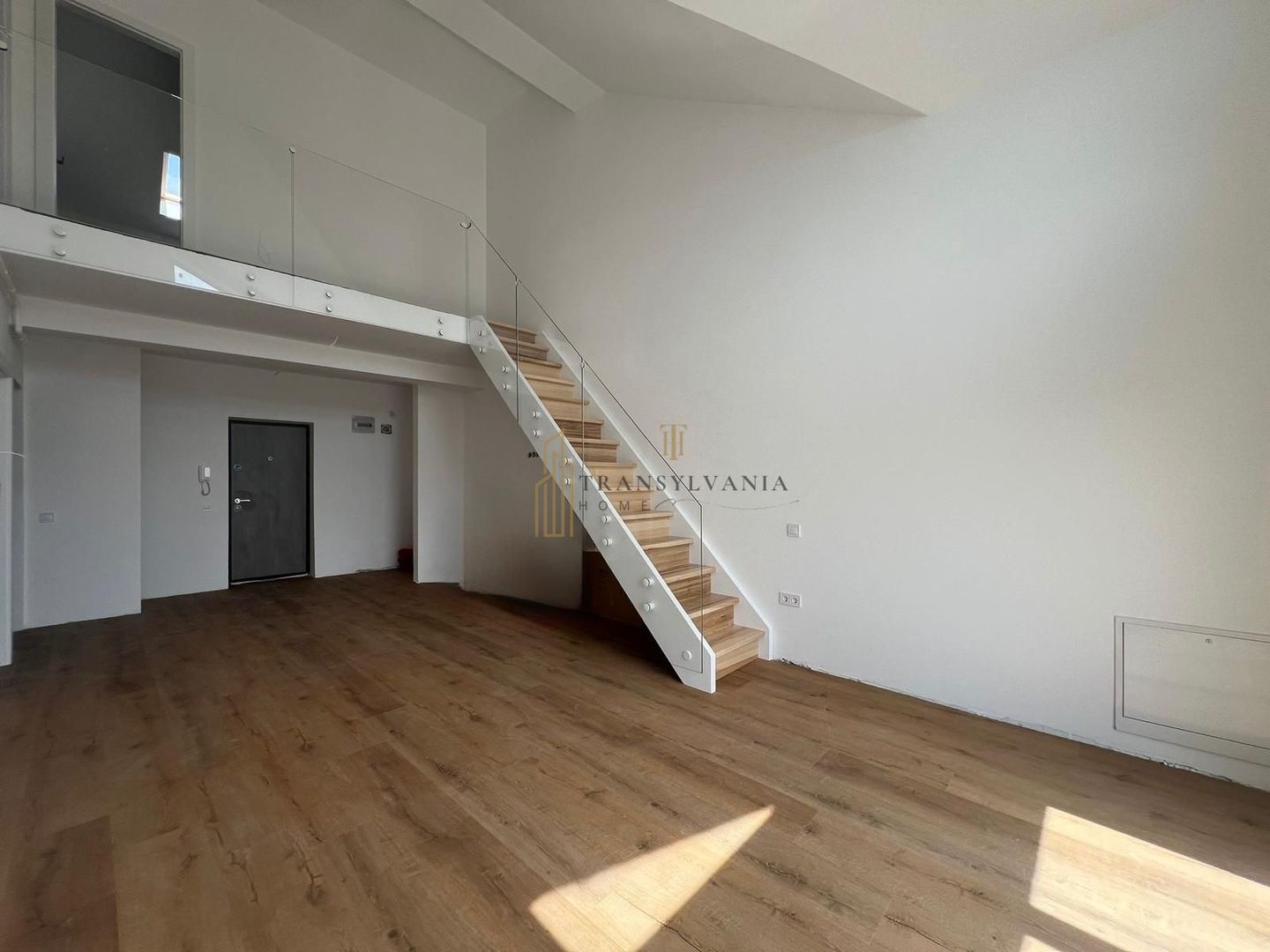 Apartament 4 camere, suprafata generoasa - Poză 2
