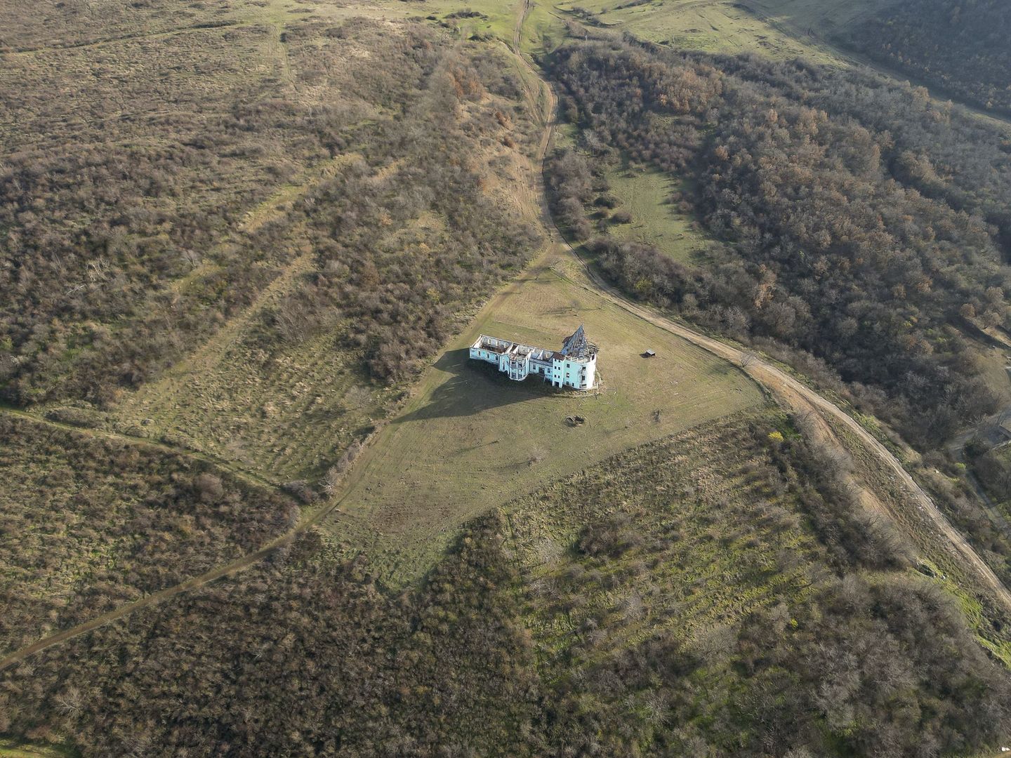 Castel cu vedere panoramică pe dealul Șiriei - Poză 17