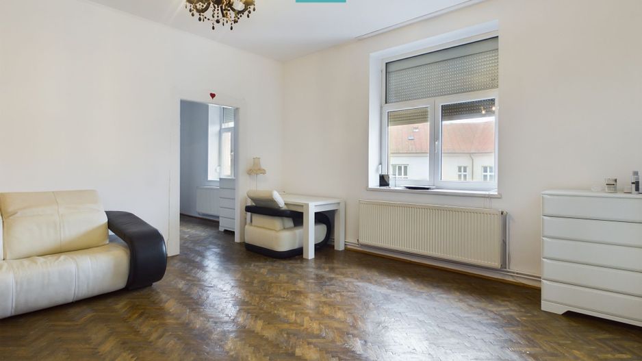 Apartament la casă zonă centrală - Poză 1