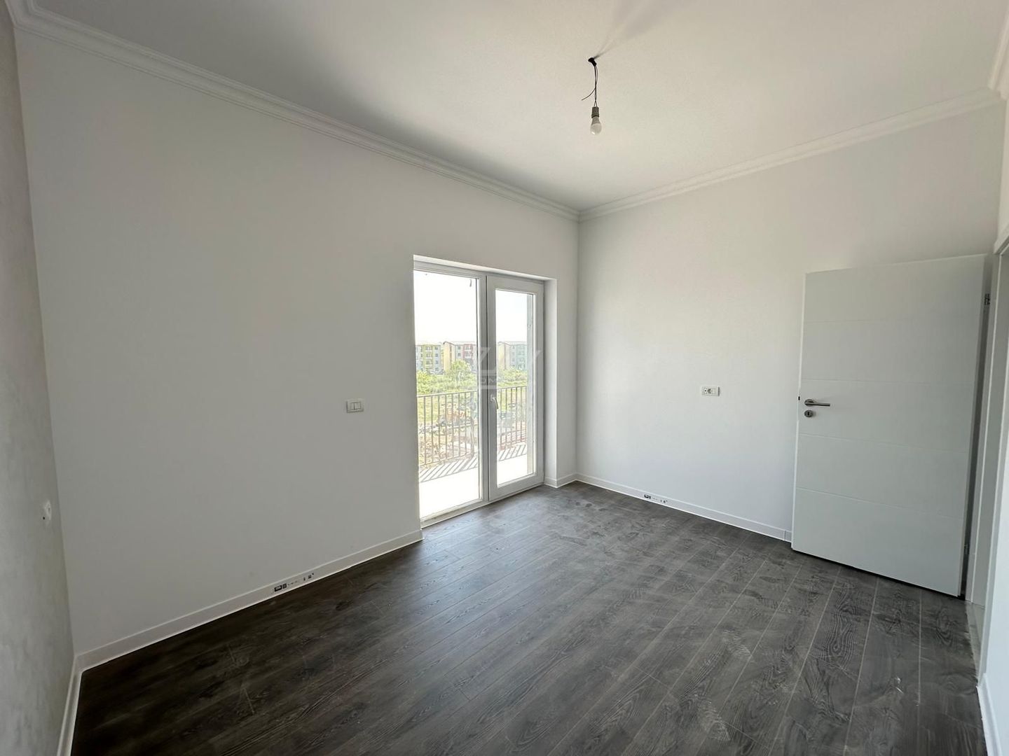 Bloc la asfalt. Gradina 63 mp. 2 locuri de parcare. - Poză 6