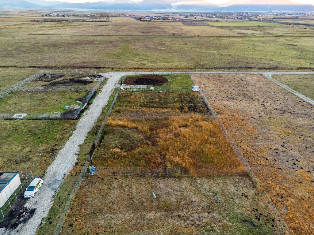 FILM ! In apreciabila peisagistica, 1.000 mp teren intravilan - Poză 2