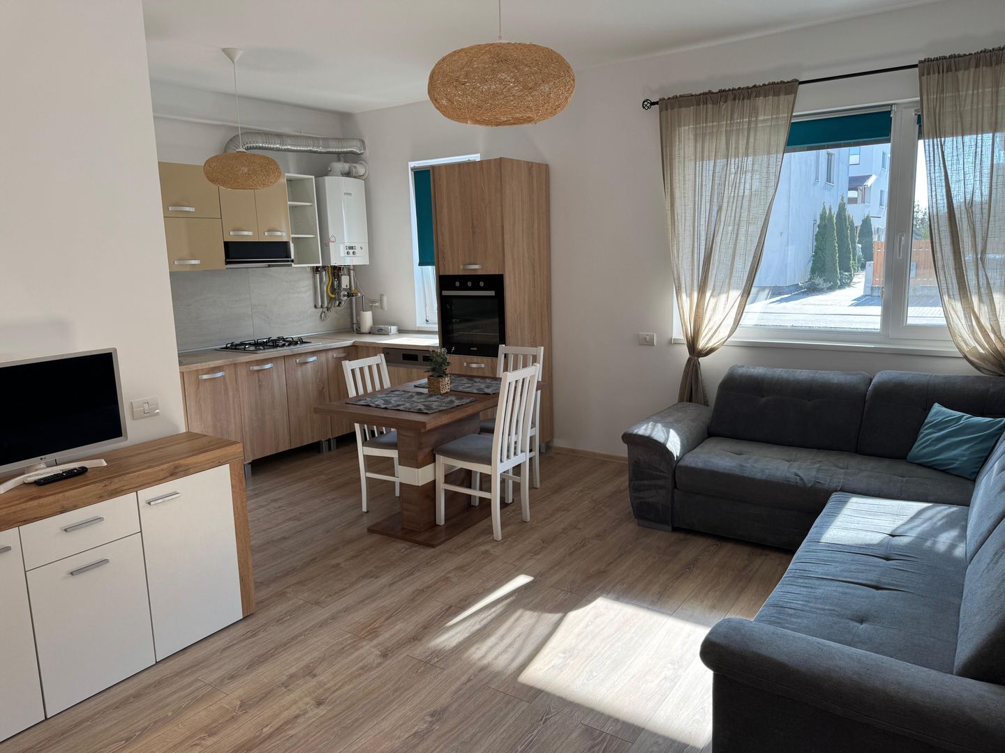 Apartament cu 3 camere, curte proprie si loc de parcare - Poză 5