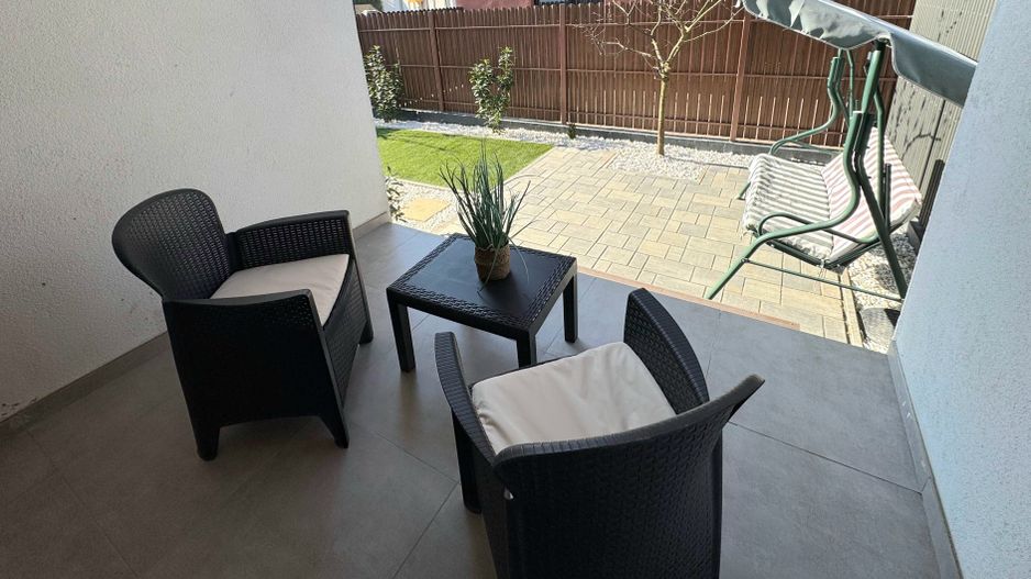 Apartament cu 3 camere, curte proprie si loc de parcare - Poză 1