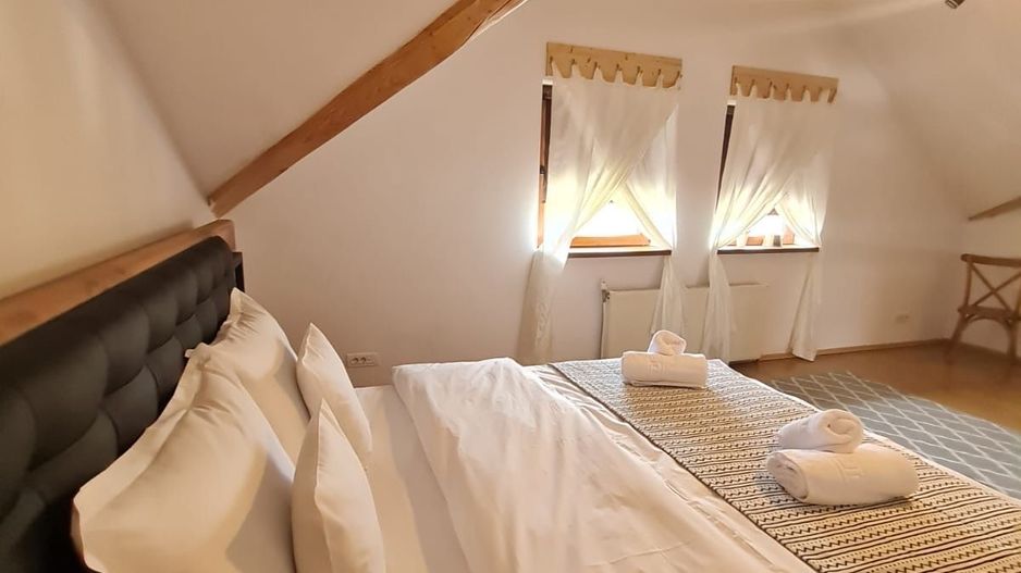 Vila spațioasă și recent renovată în Ghiroda! - Poză 33