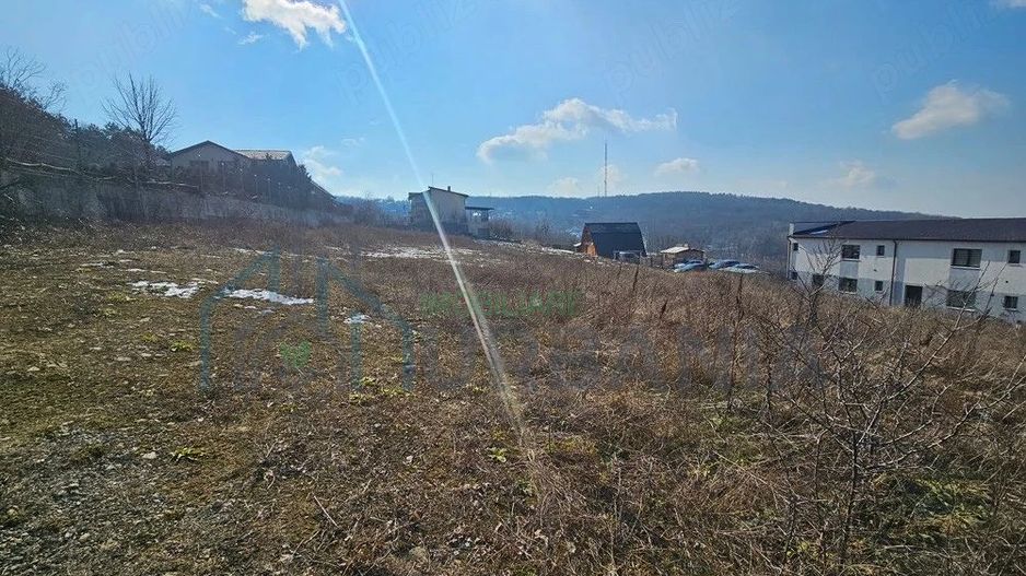 Teren intravilan de 3000 mp în Bucium, Iași, cu deschidere de 40 m și panoramă deosebită, lângă pădurea de pini - Poză 1