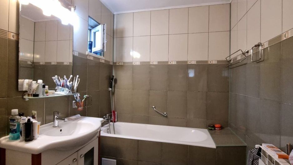 Casă P+1 – 4 dormitoare, curte modernă, dormitor la parter - Poză 9