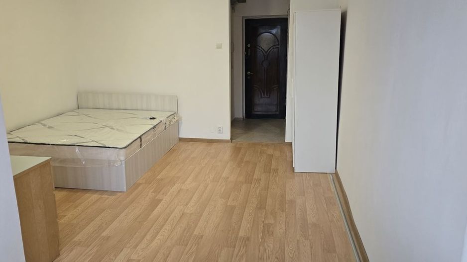 Garsonieră Piata Miniș, etaj 3, mobilată complet, bloc reabilitat - Poză 2