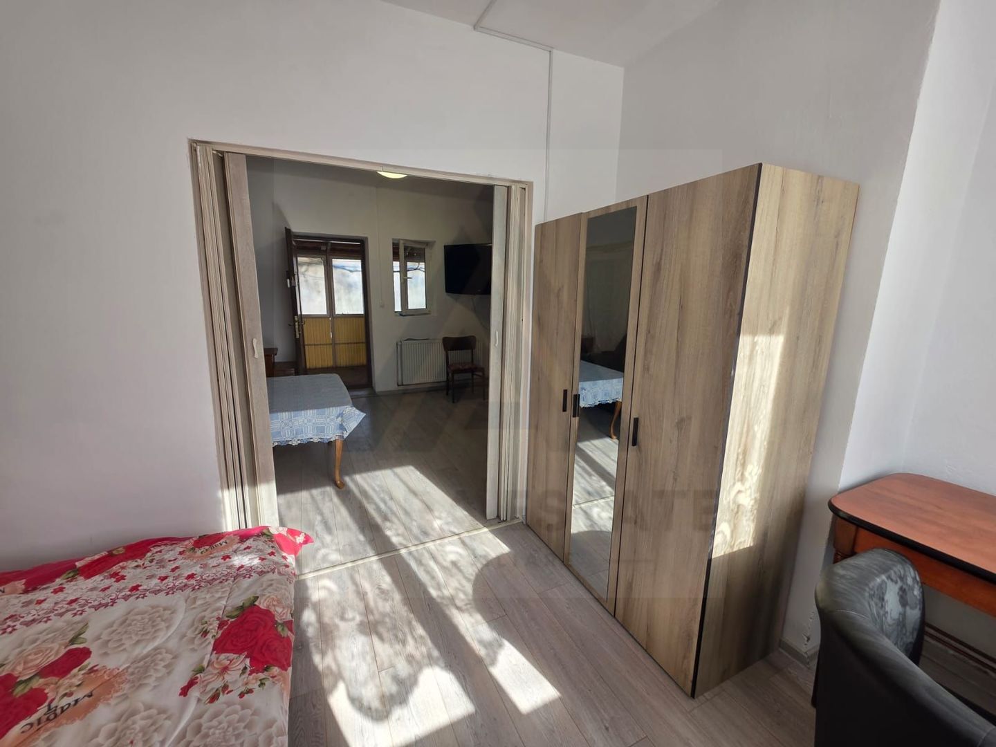 Studio la curte utilat complet cu terasa  zona Lazaret - Poză 2