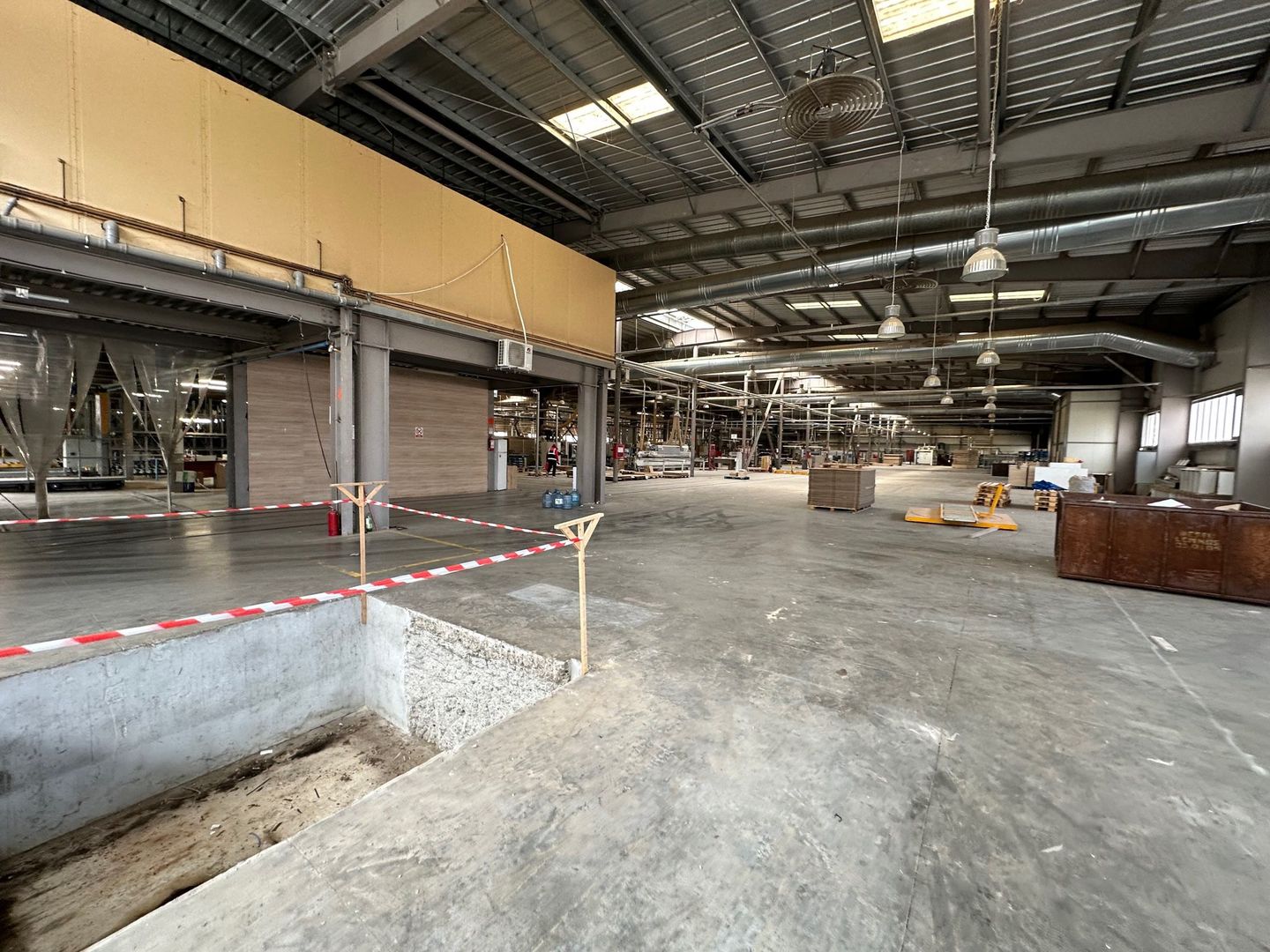 Hala pentru producție + birouri   10.000 mp - Poză 13