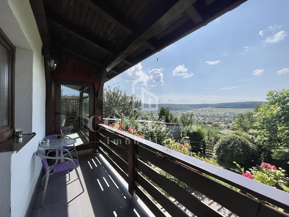 Casă cochetă cu teren generos și panoramă Chinteni - Poză 24