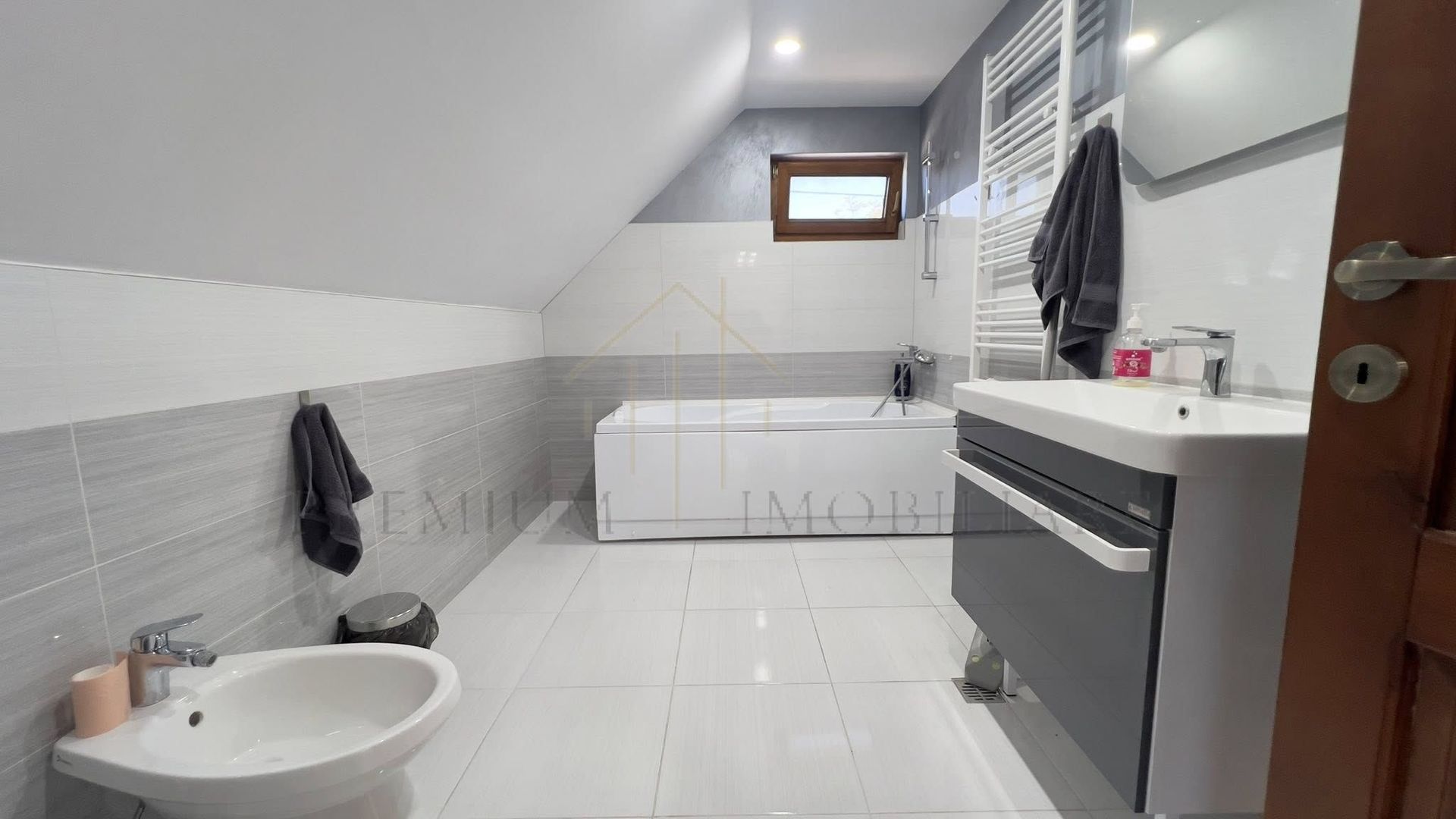 Casa de vanzare la 13 km de Onesti - Poză 10