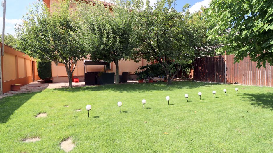 Vilă Individuală cu o curte generoasa zona Aparatorii Patriei - Poză 1