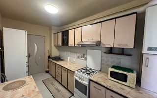 Apartament 3 camere, zona Lazaret – de închiriat - Poză 3