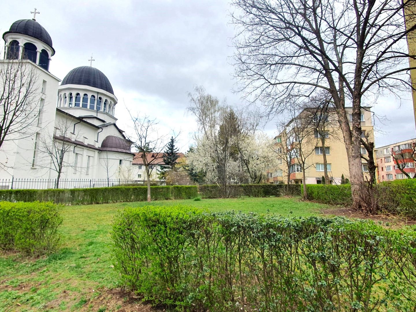Apartament luminos cu vedere spre biserică, într-un cartier verde și liniștit. - Poză 2