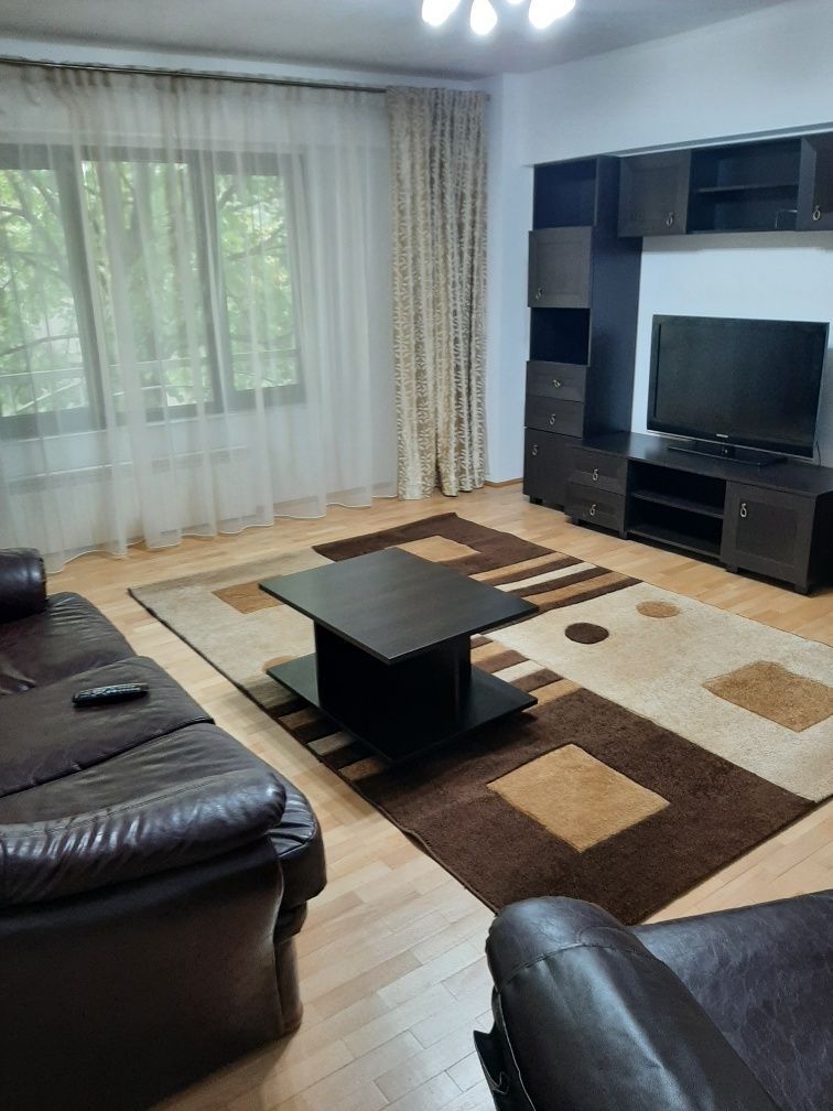 Închiriez apartament 2 camere, Decebal, mobilat, loc de parcare - Poză 2