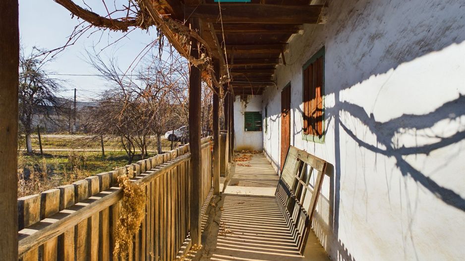 Casă rustică de vânzare în Tauț - Poză 1