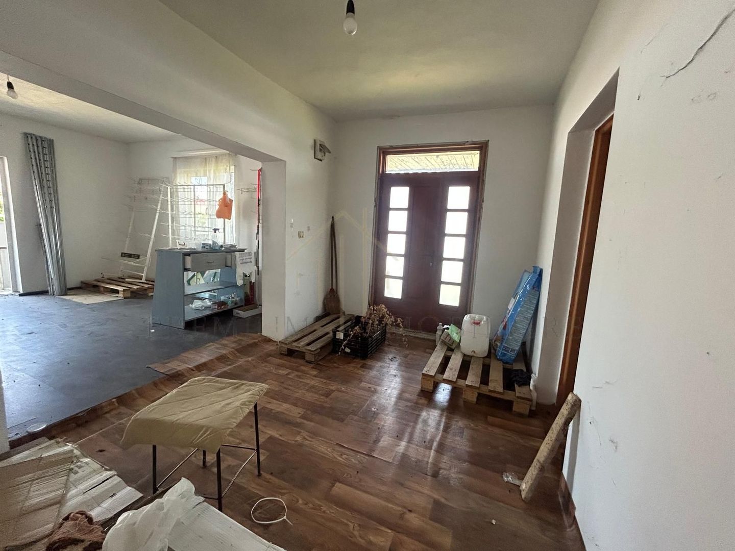 Casă de vânzare în centrul Oituzului, DN11 - Poză 2