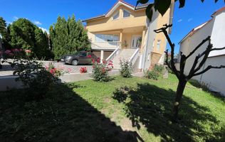 Casă cu 6 camere, teren 912 mp, garaj dublu, în zona Cetate-Schit