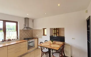 Vila spațioasă și recent renovată în Ghiroda! - Poză 77