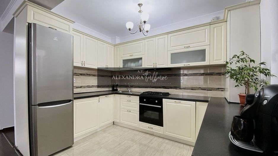 Apartament 3 camere, 2 balcoane, etaj intermediar, parcare. - Poză 2