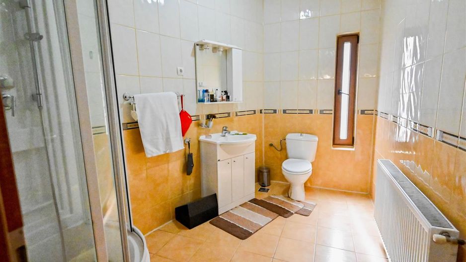 Vila cu 1.500 mp teren, gradina amenajata, linistita zonare,  Halchiu, Brasov - Poză 22