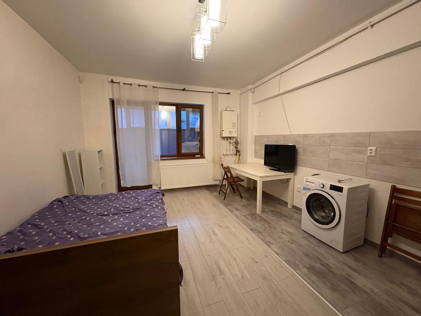 GARSONIERA P-TA RESITA,CENTRALA PROPRIE, MOBILATA/UTILATA, CURATA - Poză 2