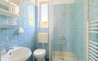 Imobil de închiriat cu locuri de parcare, curte si anexe - Poză 22