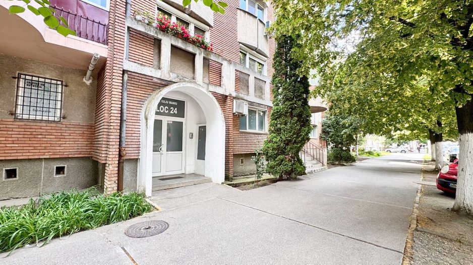 REZERVAT! Apartament decomandat, etaj 1 cu balcon, Calea Iuliu Maniu. - Poză 1