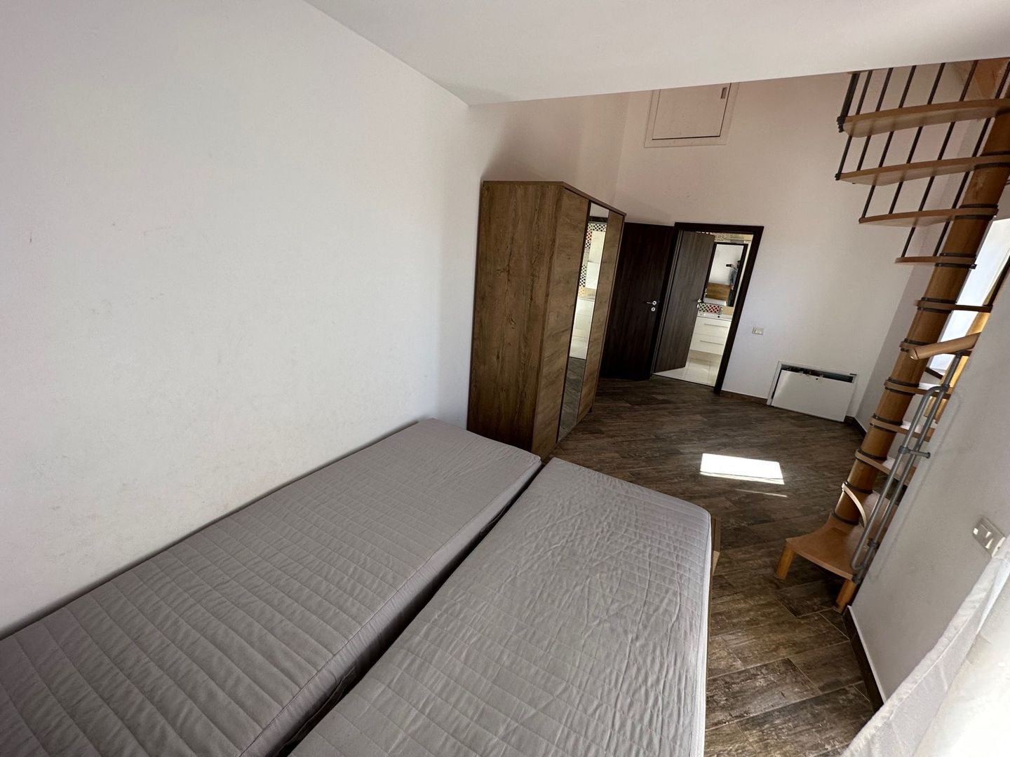 CASA SPATIOASA  CU GARAJ SI TEREN DE 600 MP - Poză 20