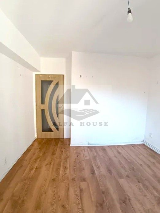 Apartament cu trei camere, zona Racadau 77 mp , etaj intermediar - Poză 1