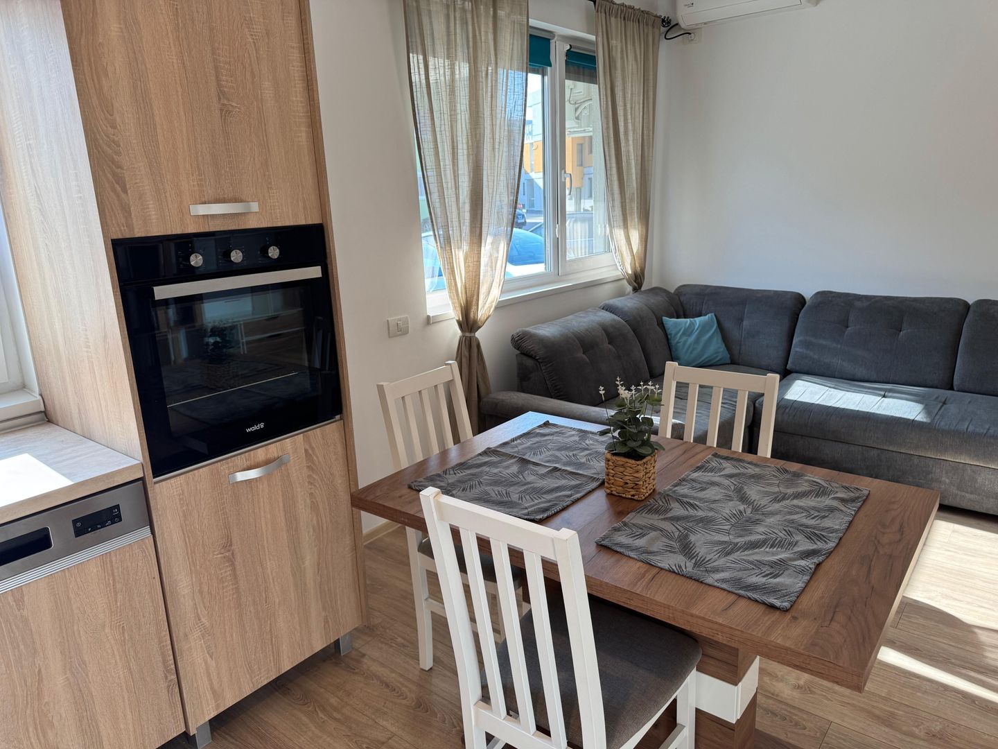 Apartament cu 3 camere, curte proprie si loc de parcare - Poză 7